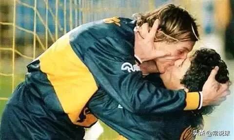 足球场上亲吻对手,足球场上的接吻场面