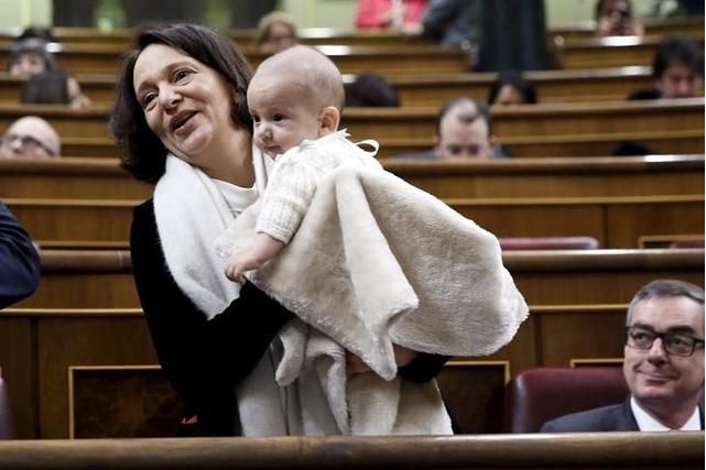 女议员带孩子工作,丹麦女议员