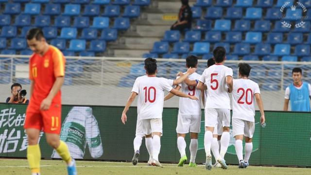 两大球同上热搜，男篮“救了”国奥男足网友造词：足篮打水