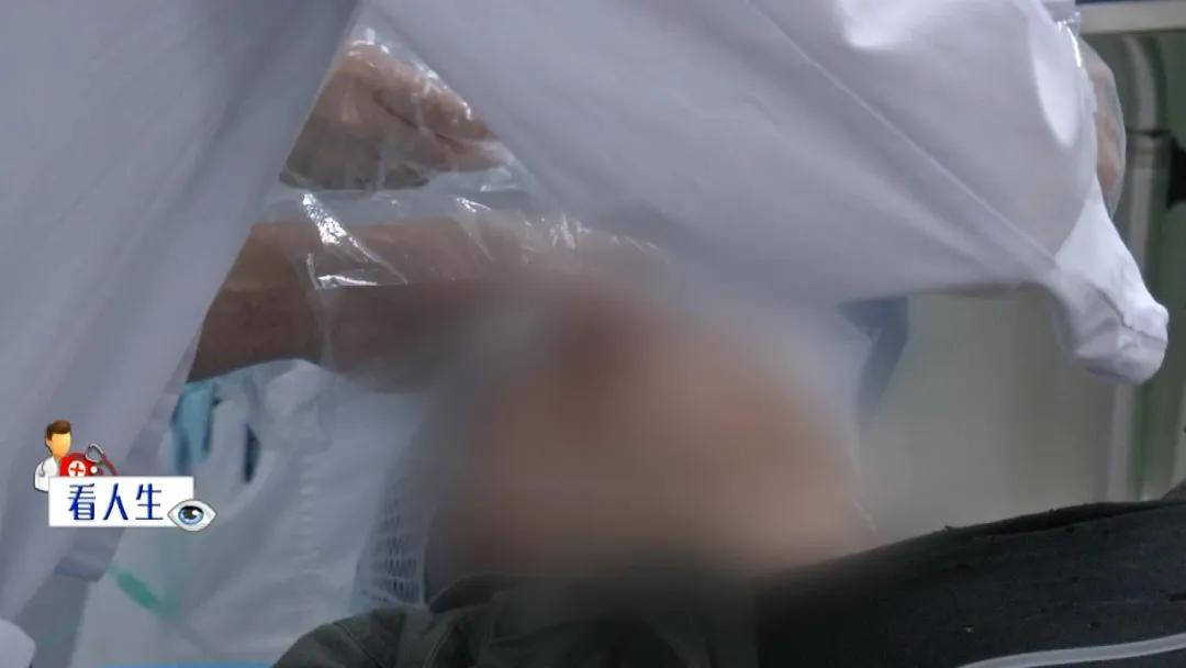 地动山摇中，她不幸从高处摔下头部受伤昏迷，危急时刻，她能转危为安吗？