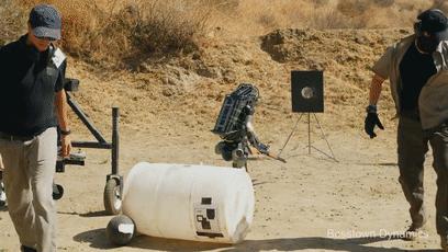 遭遇百般霸凌后,机器人竟将枪口对准人类