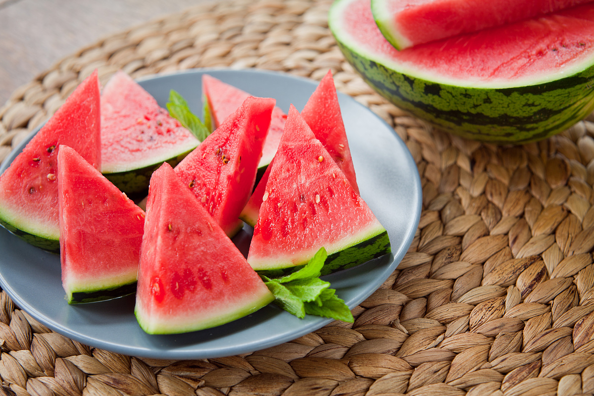 日本土豪买西瓜旅游,日本姑娘到中国买西瓜