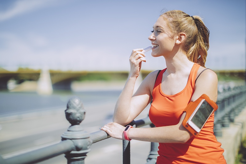 冬天嘴巴干燥起皮怎么快速解决,冬天嘴巴一圈干燥起皮原因