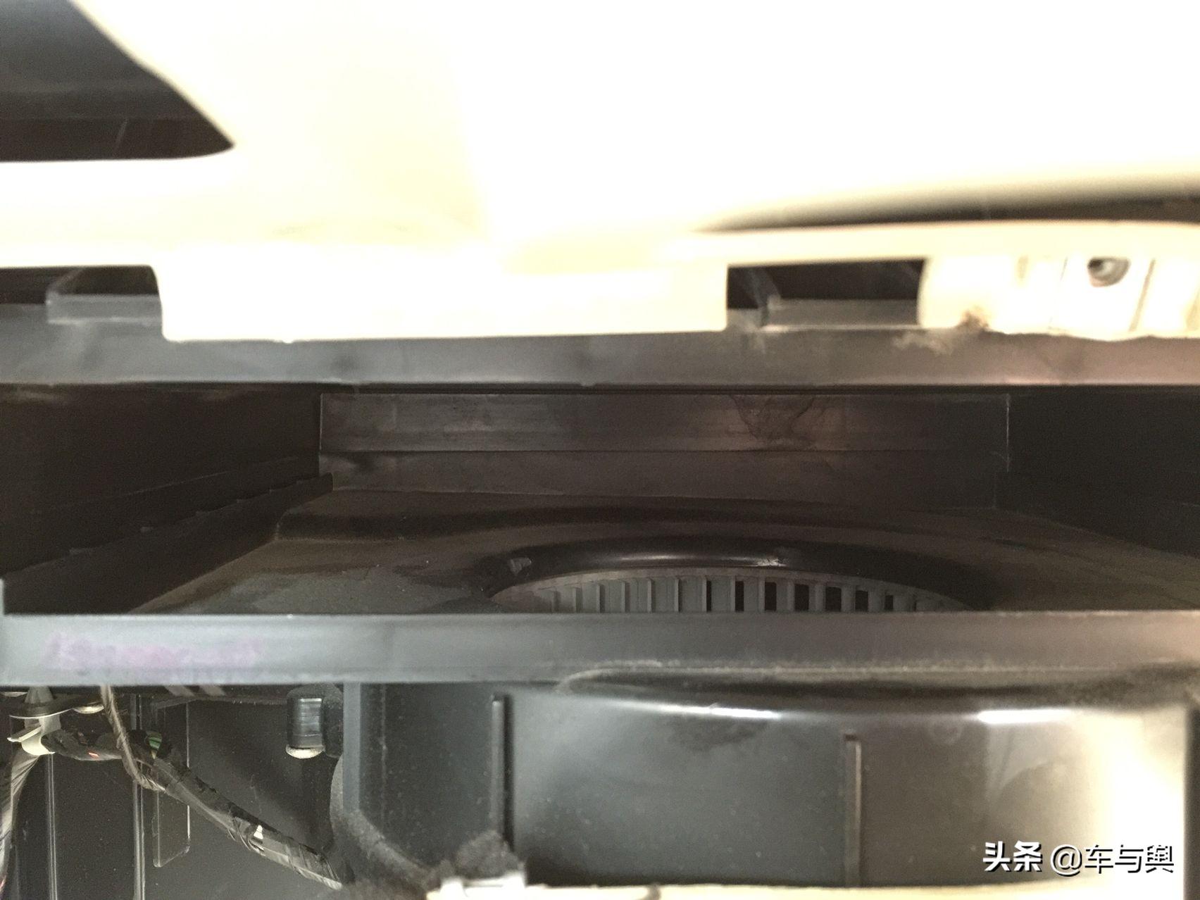 如何用空调去除车内异味,关闭车内空调后过一会儿有异味