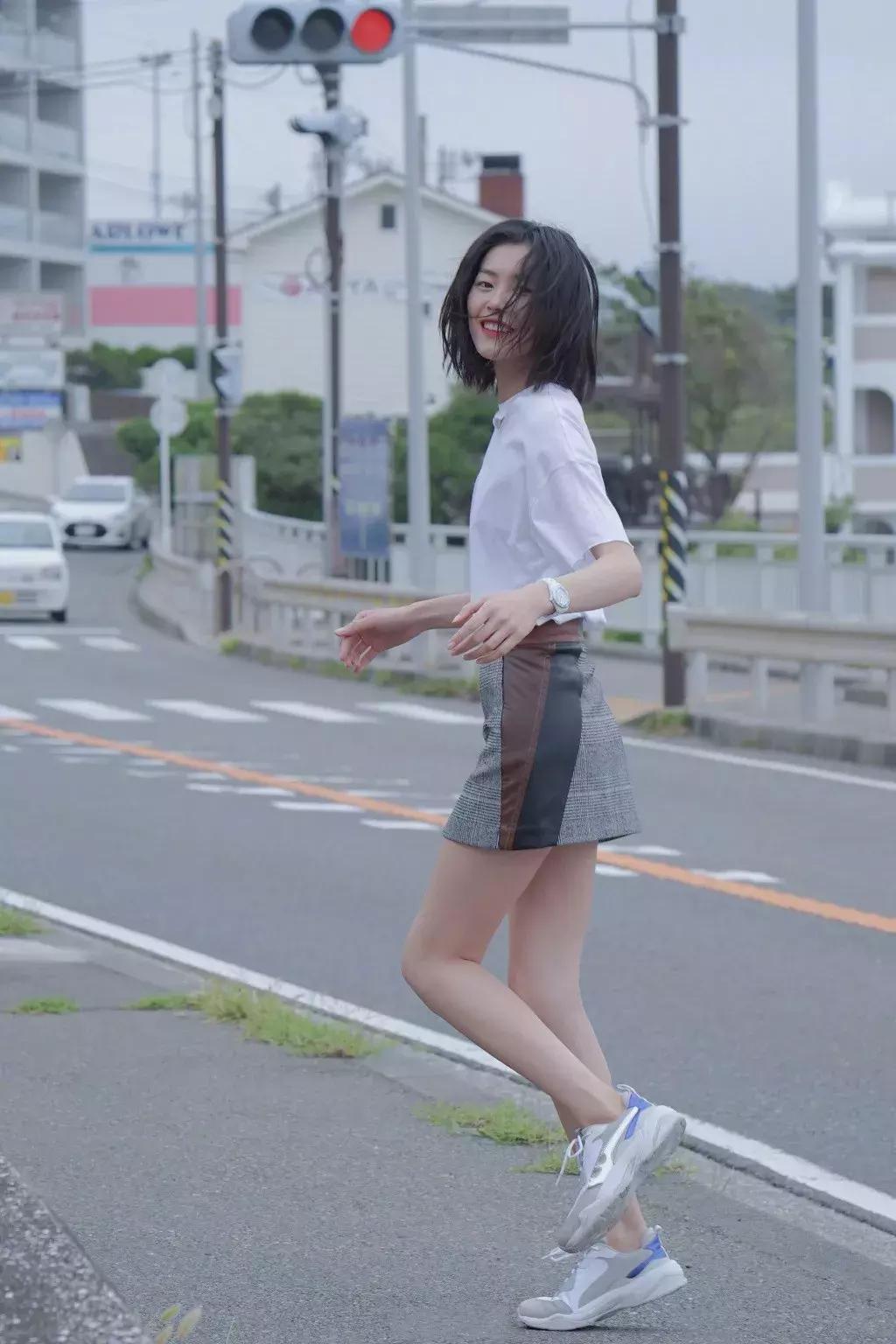 天气回暖怎么穿?裙子+运动鞋是时尚人群中热度最高的搭配法则