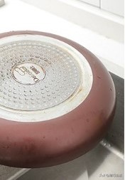 蜂窝不粘锅烧糊的黑垢怎么去除,不粘锅内壁烧糊的黑垢怎么去除