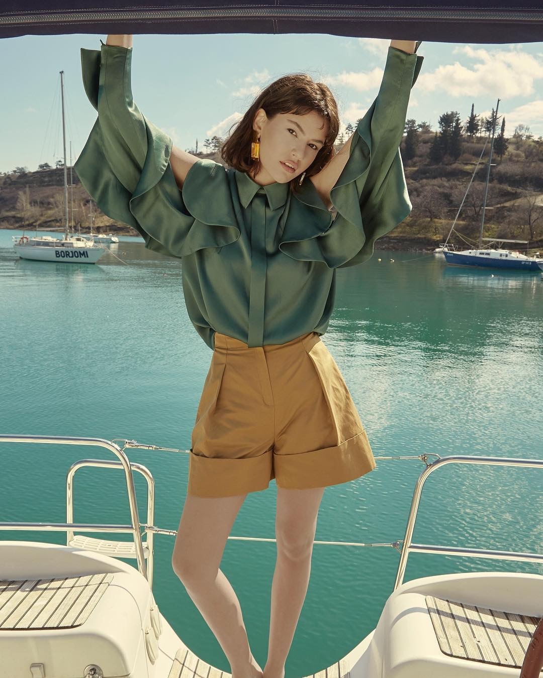 绿色连衣裙搭配什么颜色好看,绿色连衣裙搭配什么颜色上衣