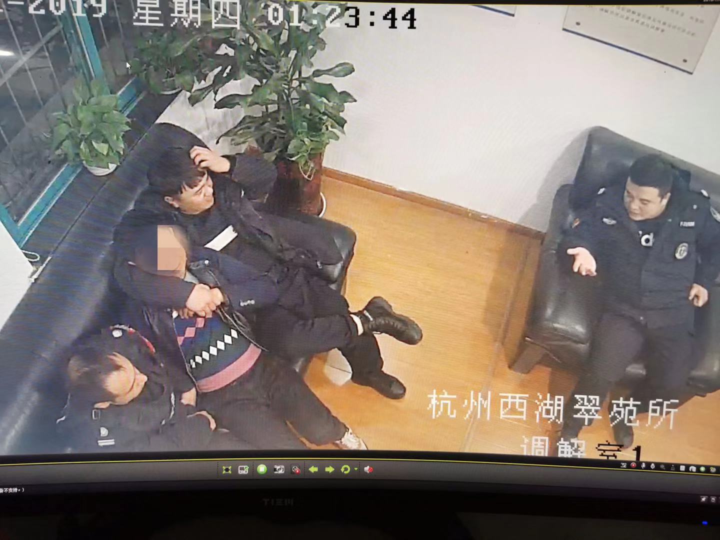 男子欠下网贷轻生，多亏了外卖小哥的细心相救