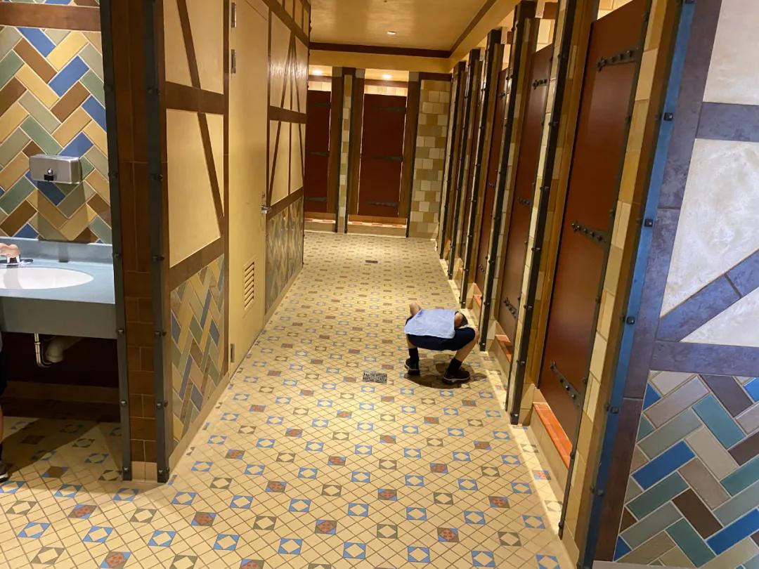 男孩连女厕所都要进，女孩却进不了足球场