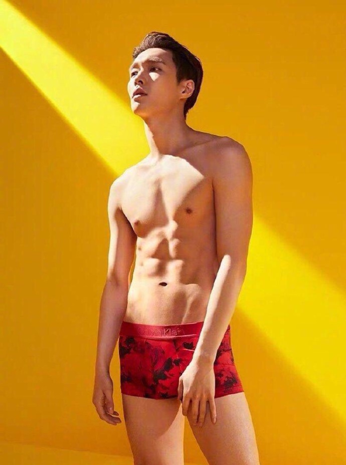 张艺兴放大招了！CK*裤内**代言大秀肌肉，粉丝们要顶住呀