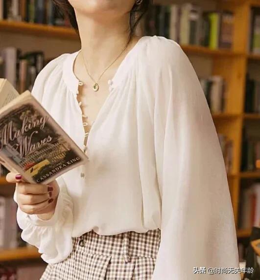 这个秋天跟衬衫很配,法国女人初秋衬衫穿搭