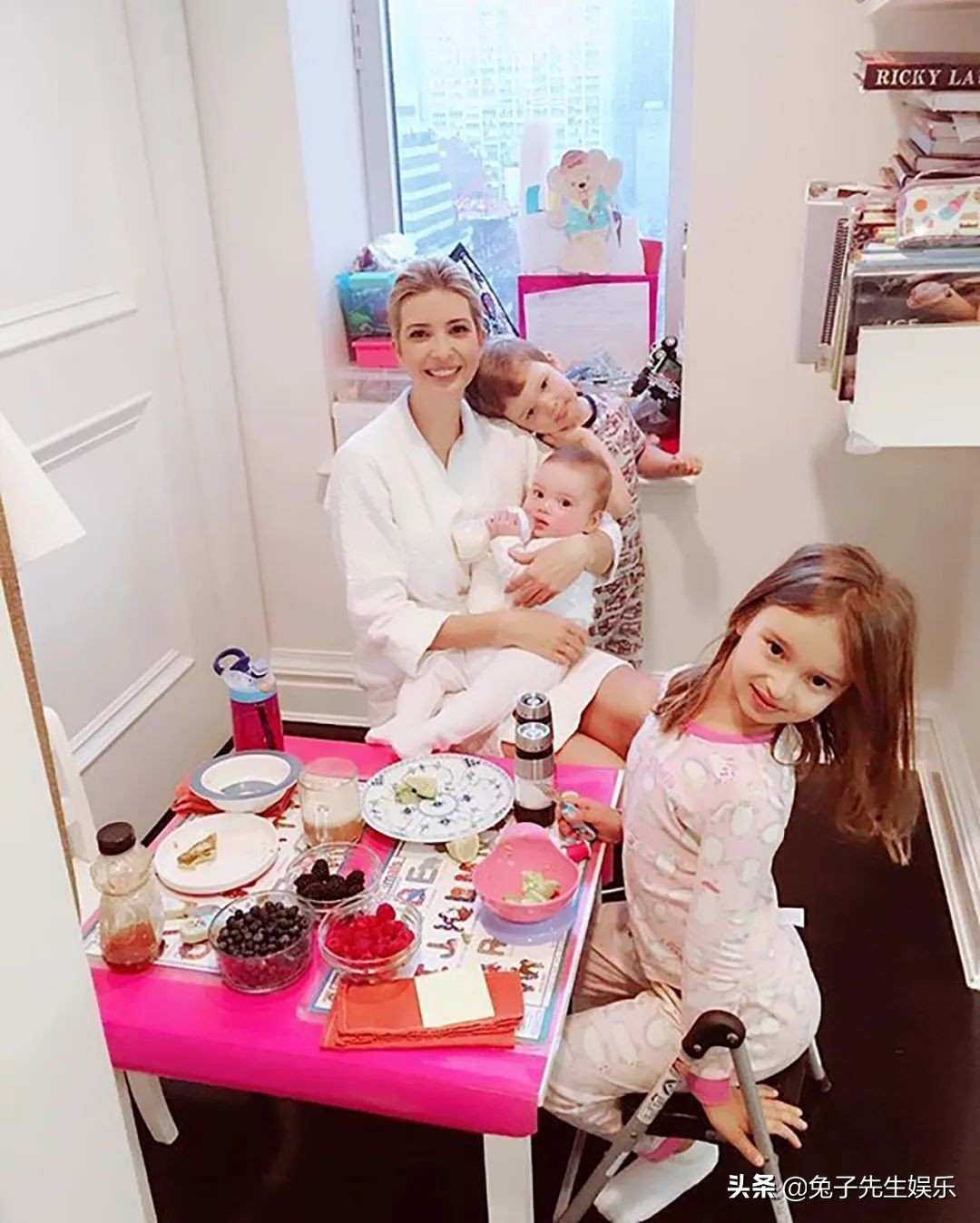 伊万卡带娃罕见亮相10岁女儿晒黑,伊万卡与女儿穿亲子装