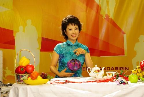 夕阳红主持人黄薇早期照片,夕阳红黄薇主持视频