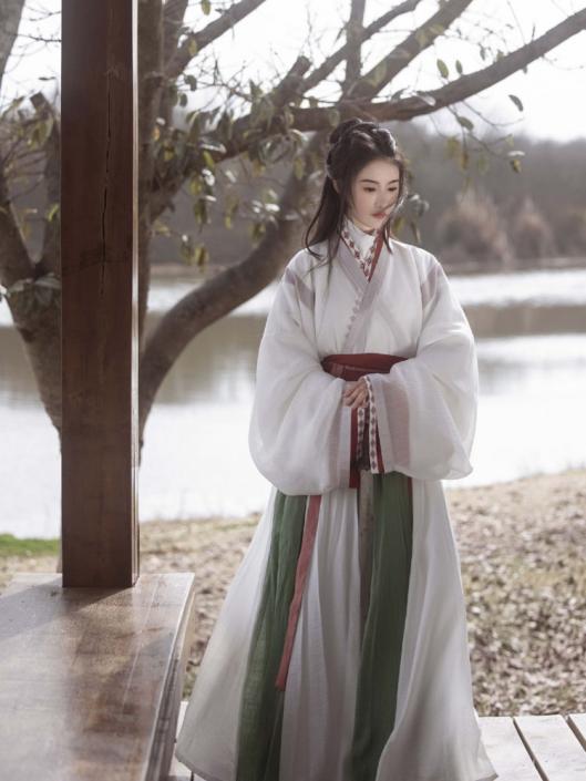 汉服衬裙要露出来科普,汉服裙子都很大一般怎么穿