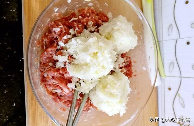 香菇胡萝卜木耳羊肉馅馄饨,大葱羊肉馅馄饨正宗做法