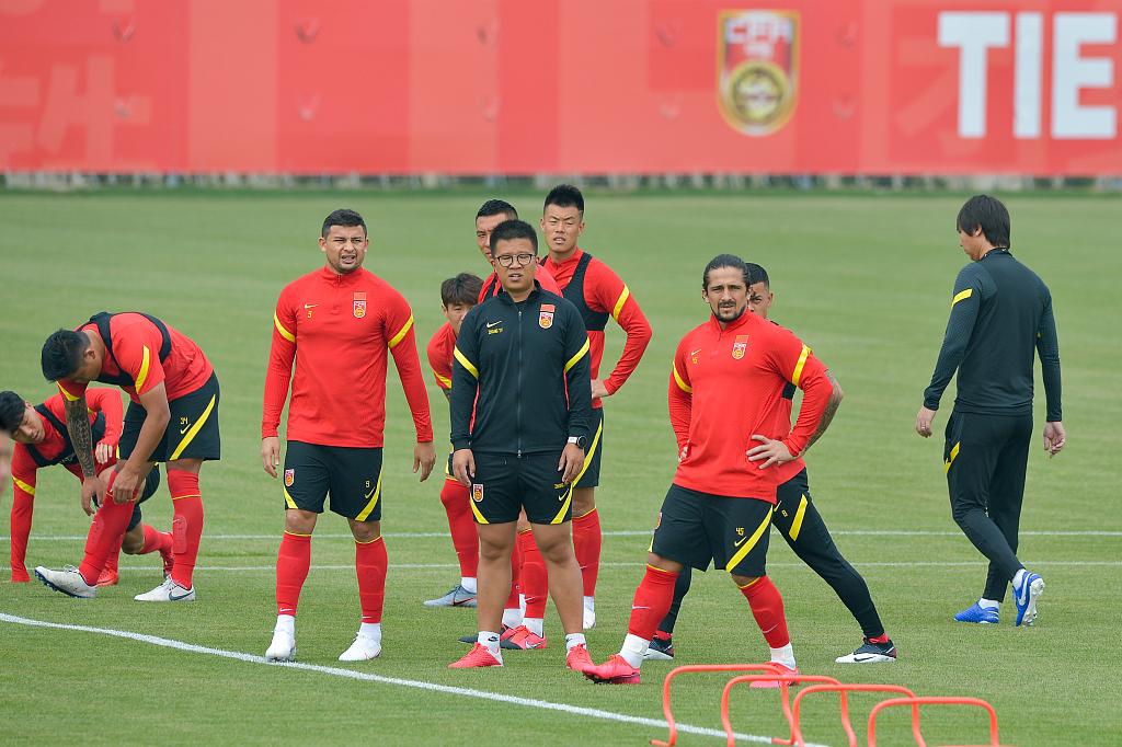 国足遭两连败,国足1-2不敌日本赛后发布会