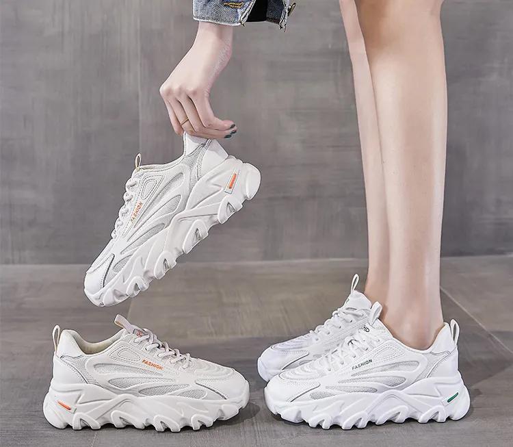 谁说小白鞋土这样穿又酷又美,2021流行的小白鞋显瘦又百搭