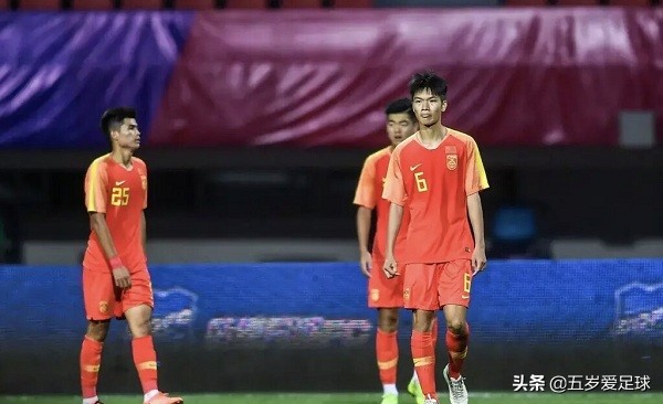 不归化等什么？神级乌龙＋超级空门不进，国青队伍踢出业余水平