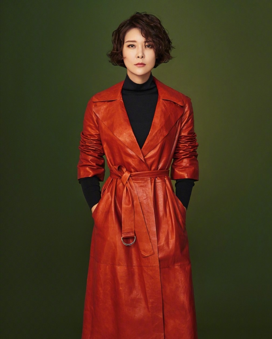 演员柯蓝穿吊带青花瓷裙,柯蓝黑色吊带裙图片