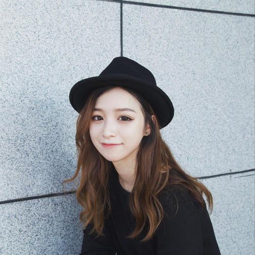 圆脸有刘海戴帽子怎么戴,圆脸怎样戴帽子好看