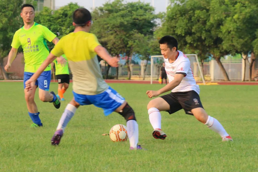 当足球之乡球队与广州高校校友冠军“激情相遇”,你更支持谁?