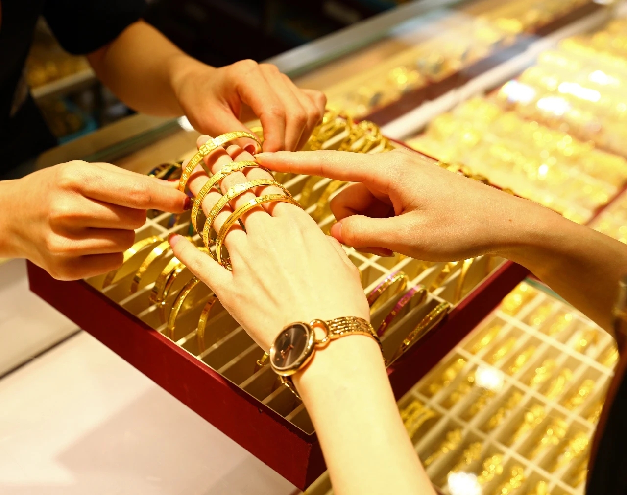 盘点十大必买的经典款黄金手镯,适合年轻人佩戴的经典黄金手镯