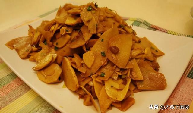 又干又长的小竹笋怎么烧才好吃,这才是竹笋最好吃的做法鲜嫩可口