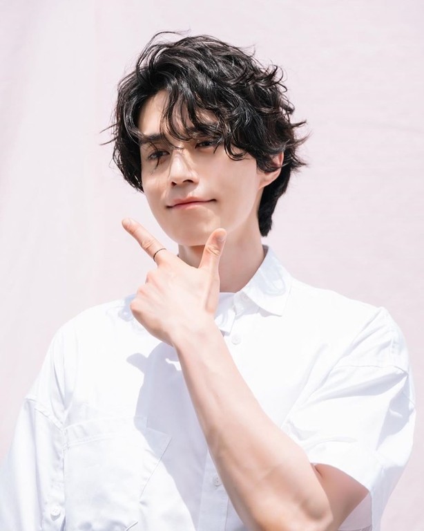 HOTStuff李栋旭太妍抢着戴韩国饰品魔药细细一条却有耀眼女神光