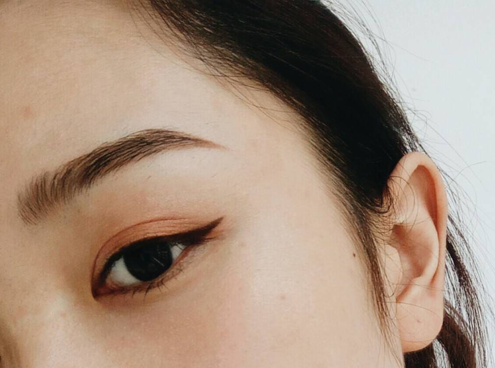 眼线画对眼睛有伤害吗,画眼线显得对眼