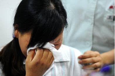 母乳导致孩子发黄,母乳性黄疸宝宝皮肤发黑