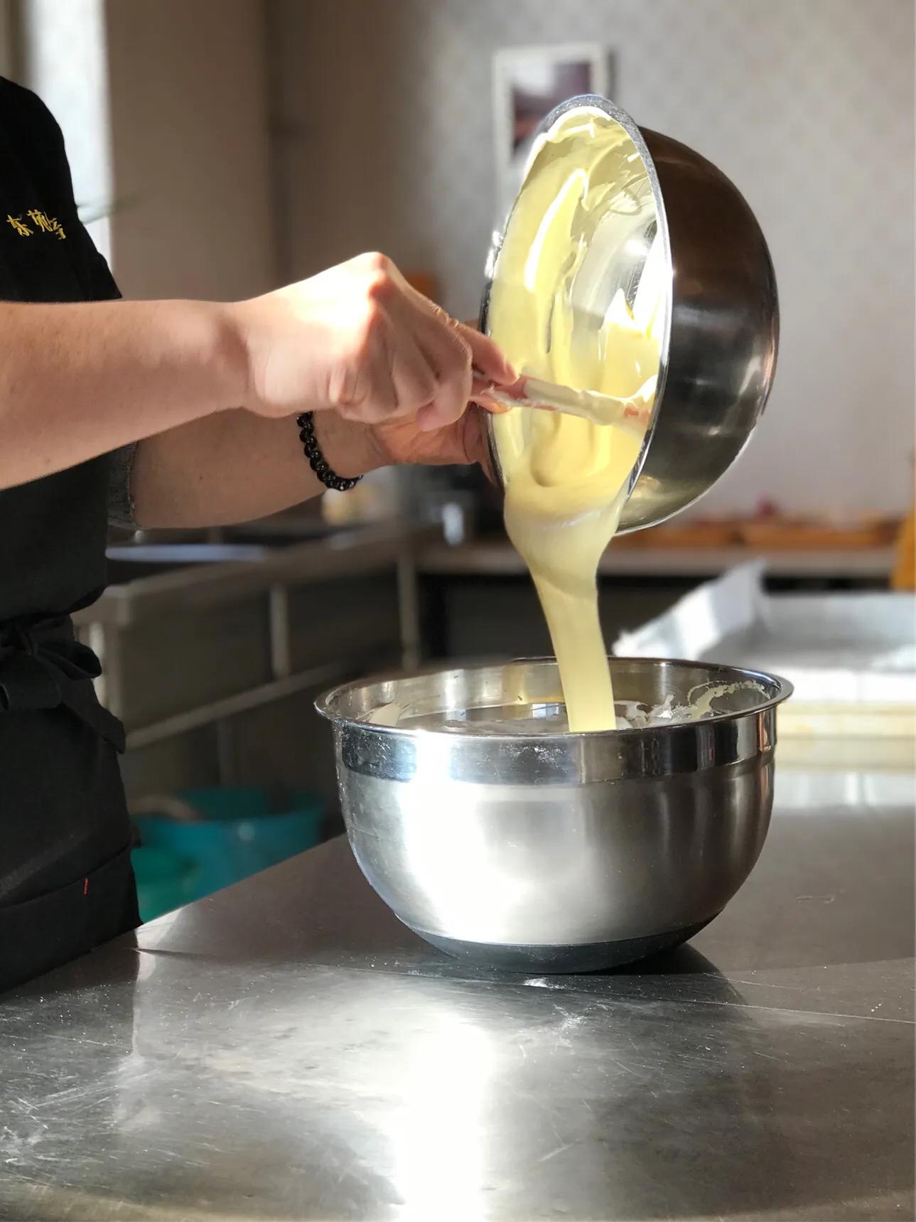 戚风蛋糕卷刷蛋黄再烤做法,草莓抹茶戚风蛋糕卷怎么做