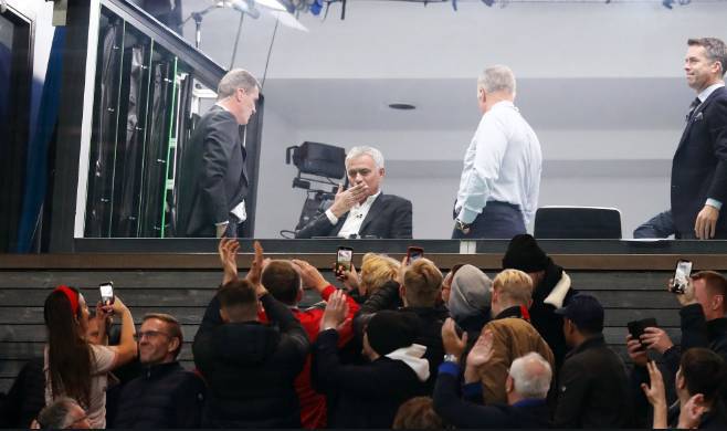 曼联重回梦剧场,曼联球迷喊穆里尼奥