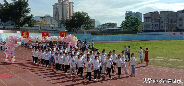 广西柳城中学“19扬帆起航圆梦2022”2019级高二升高三授旗仪式