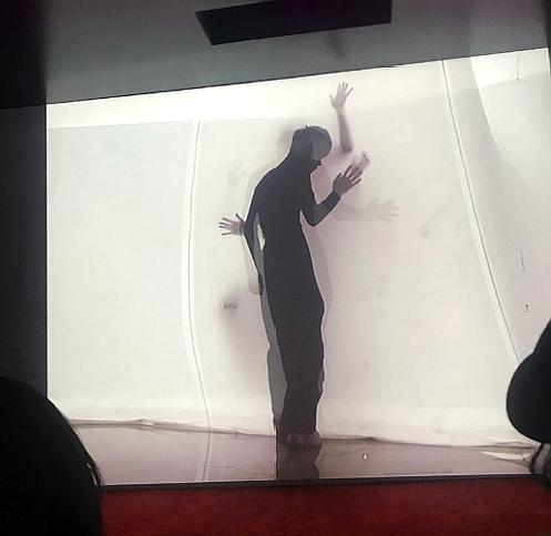 易烊千玺穿睡衣开演唱会六周年,易烊千玺红与白舞台白衣跳舞