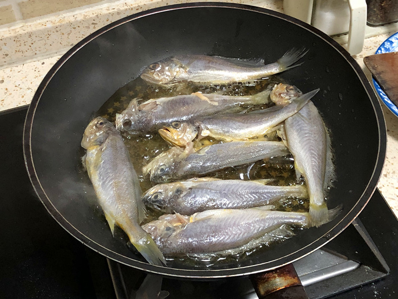 无论煎什么鱼一定不要先下油锅,煎鱼时可别直接下油锅记住这3点