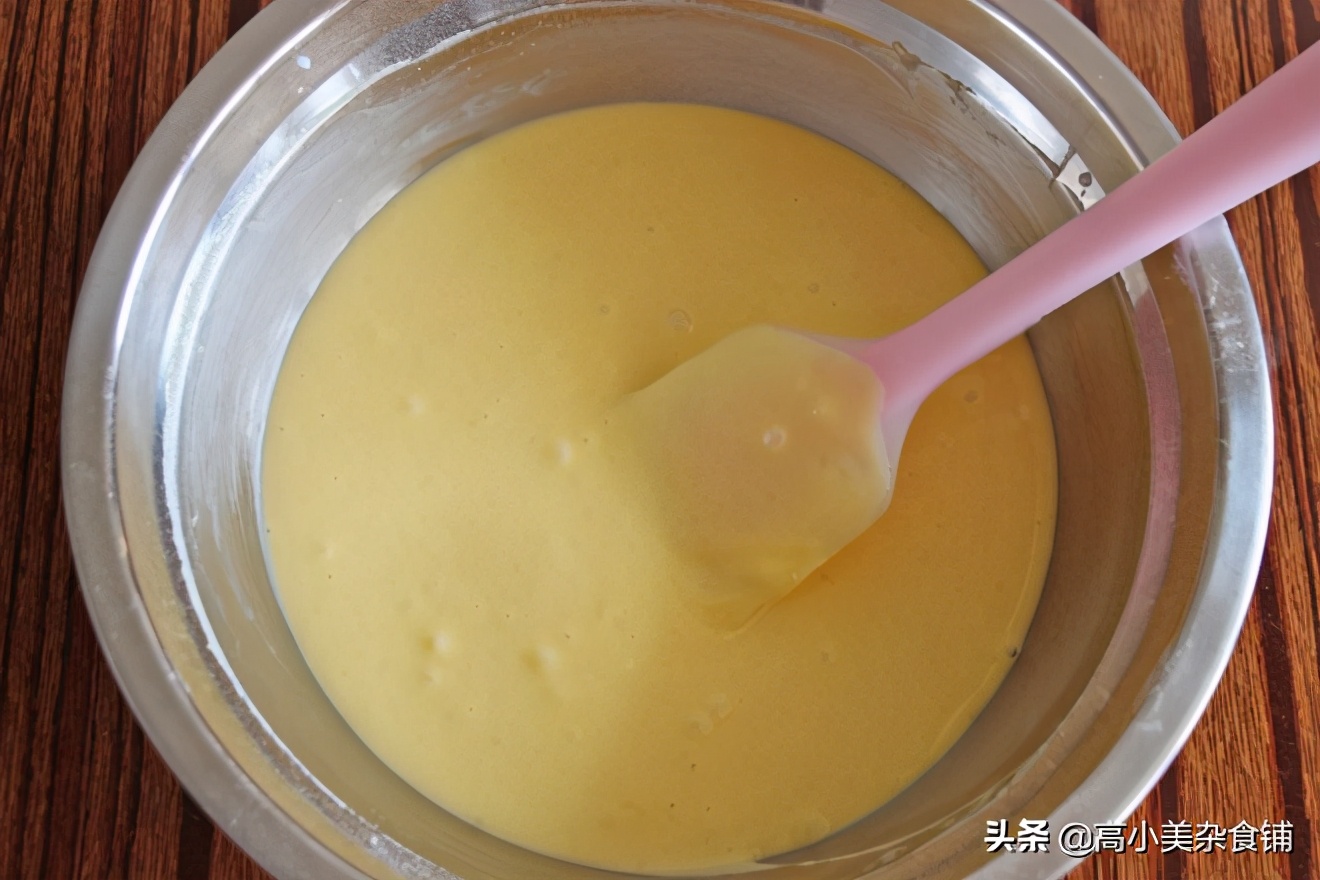 戚风蛋糕胚做奶油蛋糕的视频,水果奶油蛋糕的蛋糕胚