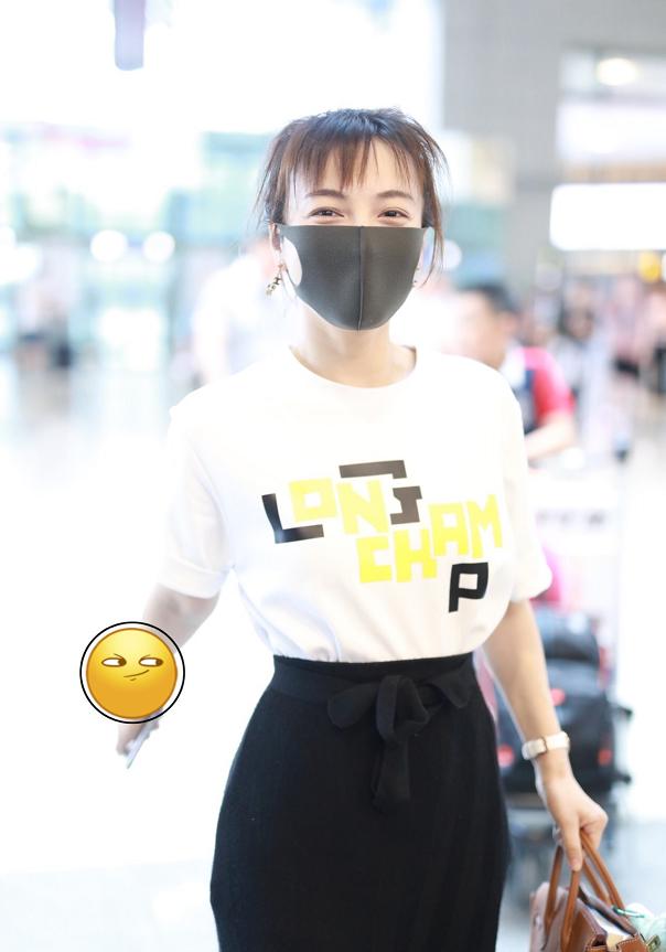 吴昕油光满面现身机场似油腻少女,吴昕素颜现身机场身材是真的好