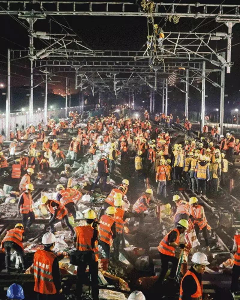 外国人震撼中国9小时建火车站,9个小时建一座火车站
