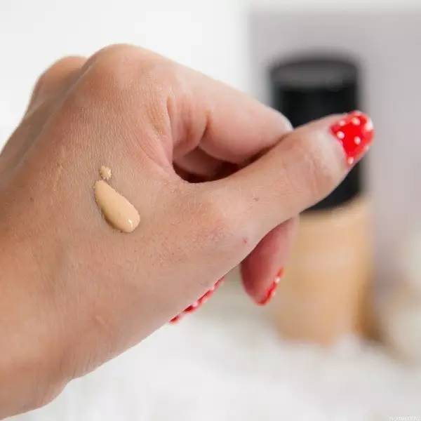 遮瑕保湿粉底液排行榜10强,圣罗兰明彩轻垫粉底液10和20区别