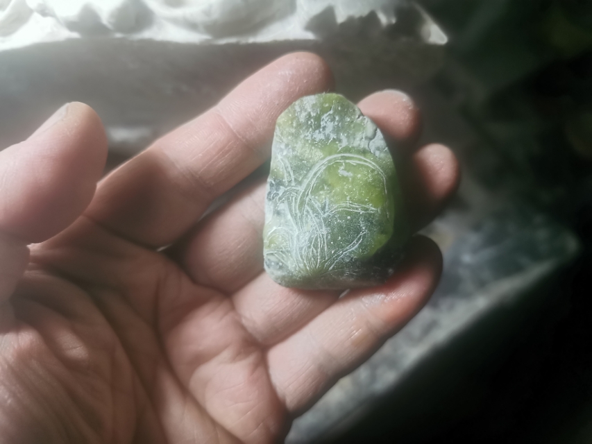 大货车师傅在山西公路边捡得石头，做了一个小佛，一对耳坠