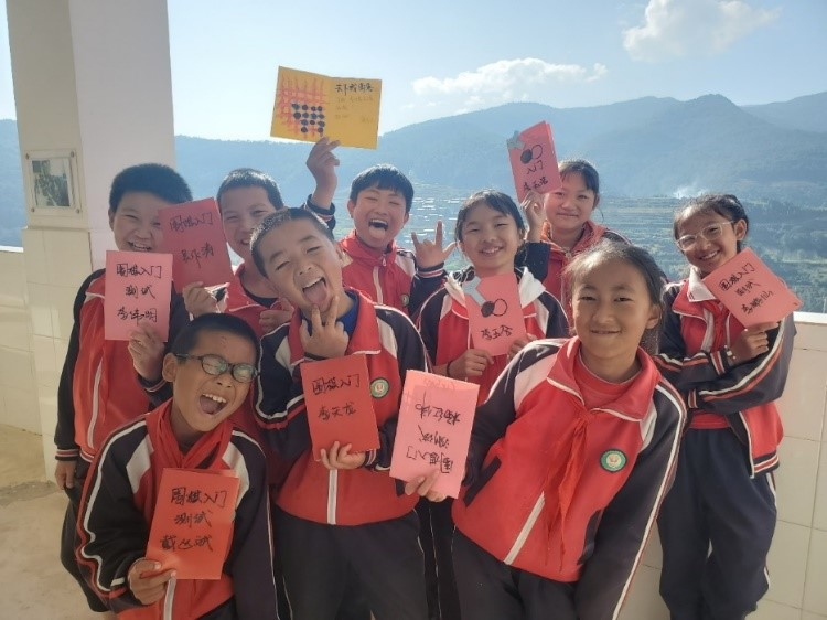 通宵为云南孩童手绘贺卡唐可云老师让黑白围棋炫彩起来