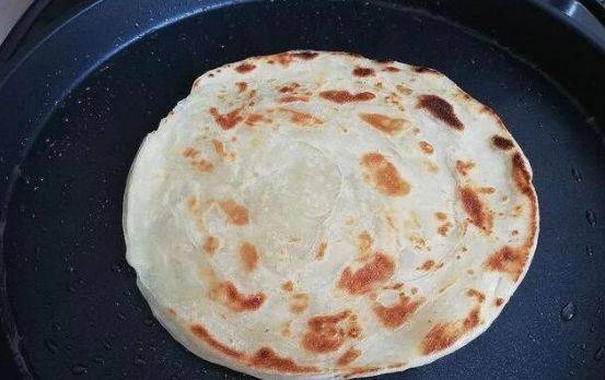 用热水烫面烙饼好吃吗,只用凉水和面烙单饼