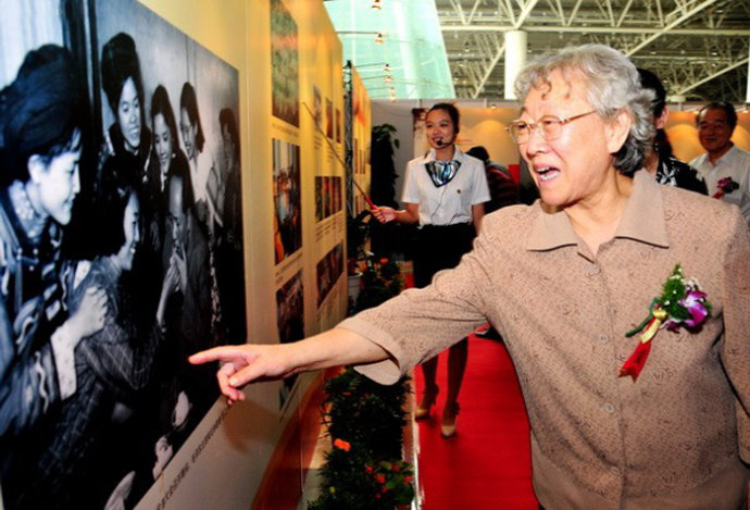 上世纪50年代，给毛主席点烟的女知青，如今怎么样了？