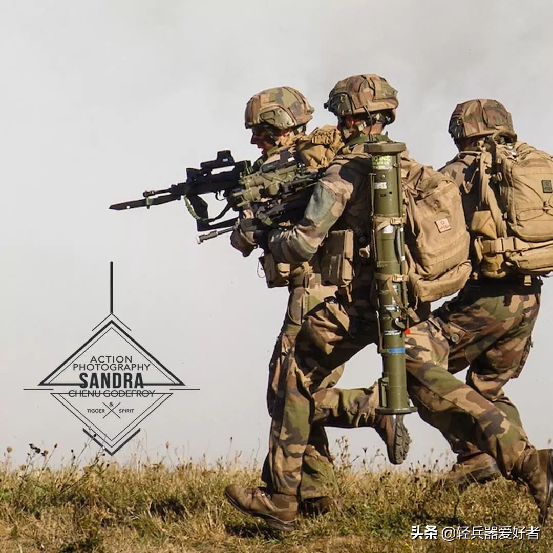 法军换装轻*器武**！GLOCK17手枪，SCAR*击狙**步枪成为新一代制式装备