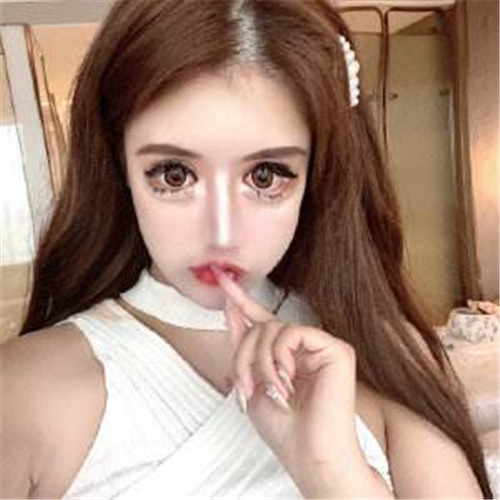 女子12次整容全部失败后的样子,女子整容12次全部失败之前的样貌