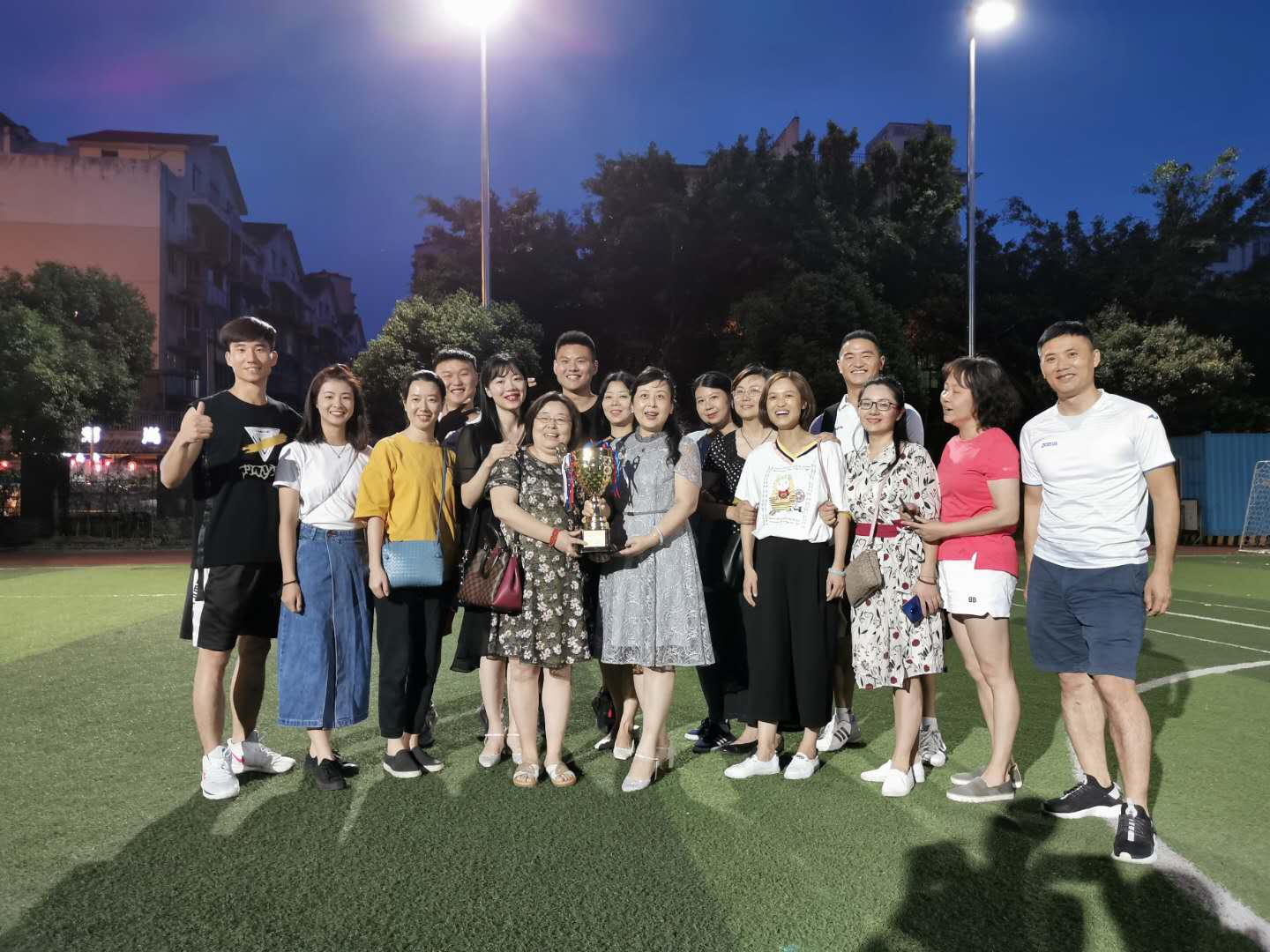 300余位爸爸参加的“爸爸杯“”足球赛落下帷幕胜西小学勇夺冠军