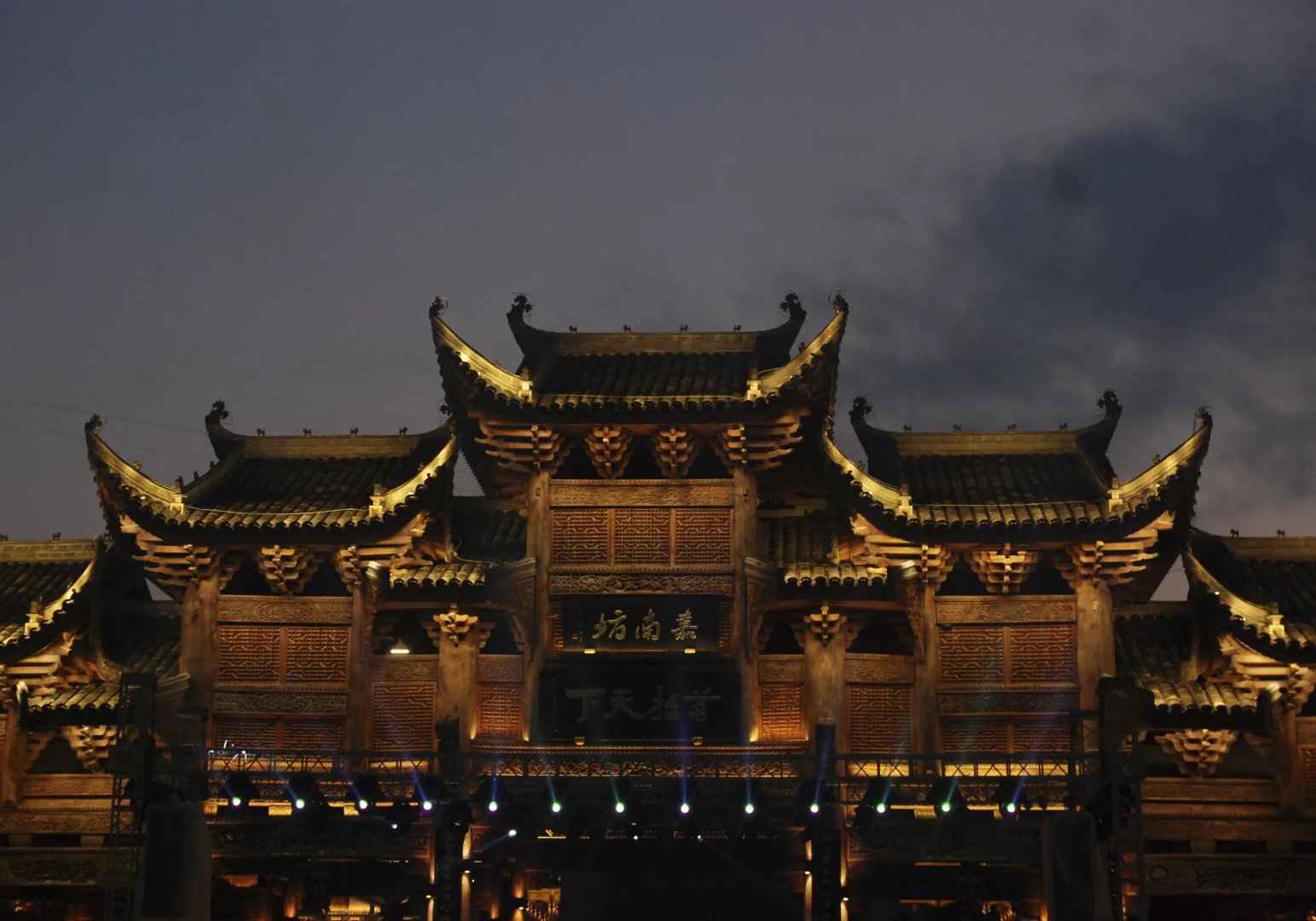 80岁老爷爷的眼睛,80年代的年轻人眼里全是光