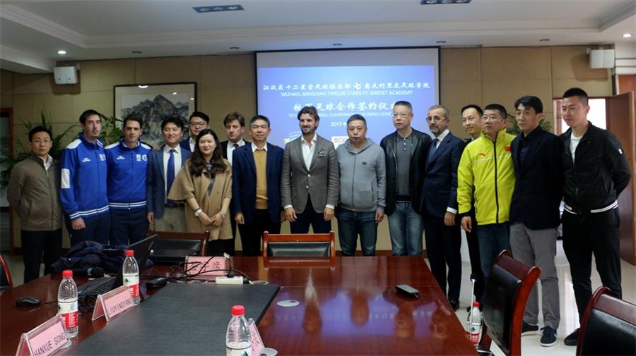 “他为学生插上飞翔之羽”——武汉十二中校长龚红安