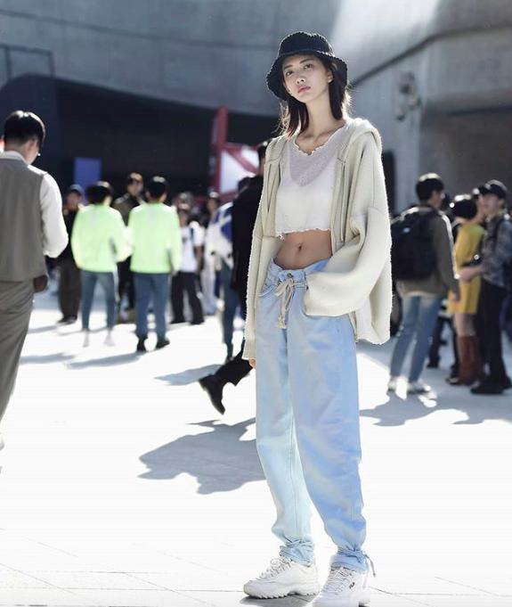 韩国街拍小姐姐穿牛仔外套,韩国时尚穿搭小姐姐上衣裤子