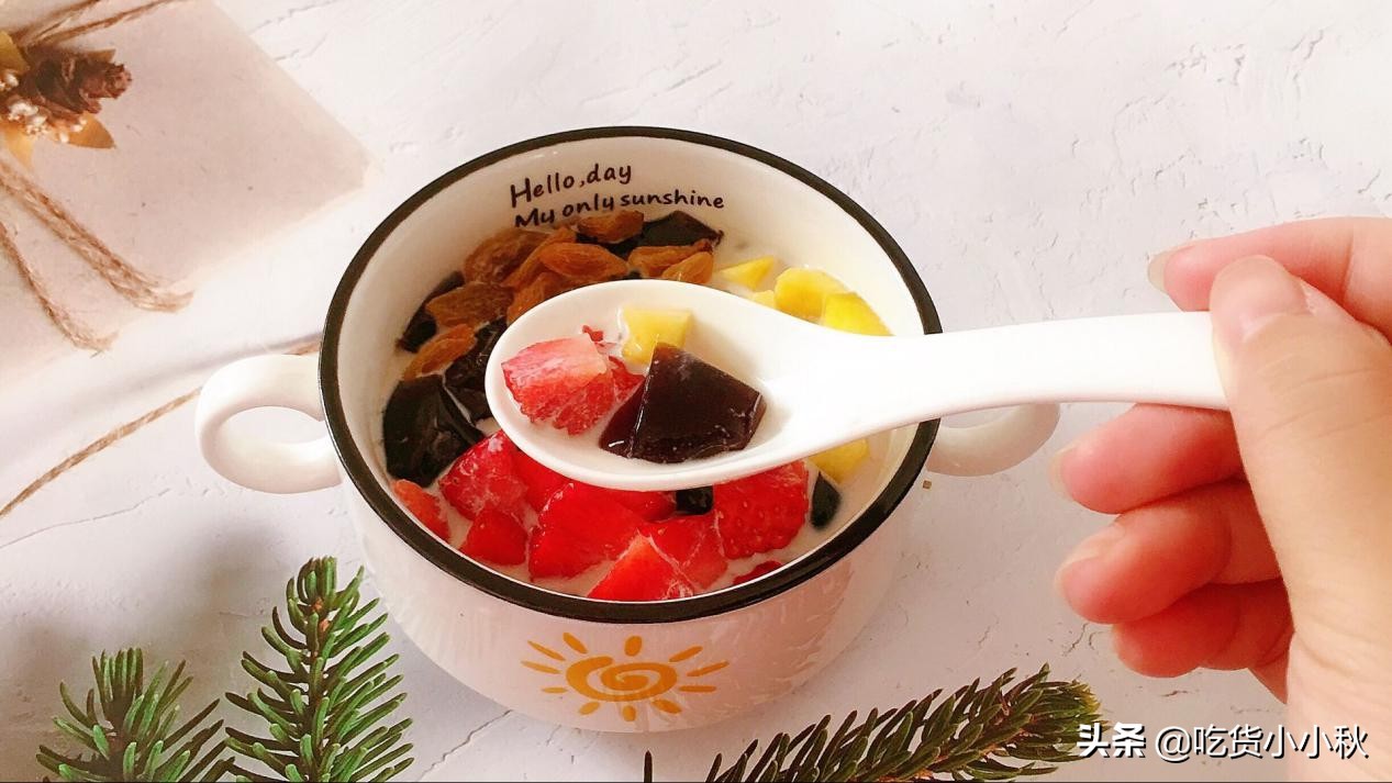 黑凉粉芋圆西米椰果甜品,黑凉粉怎么和旺仔牛奶做甜品视频